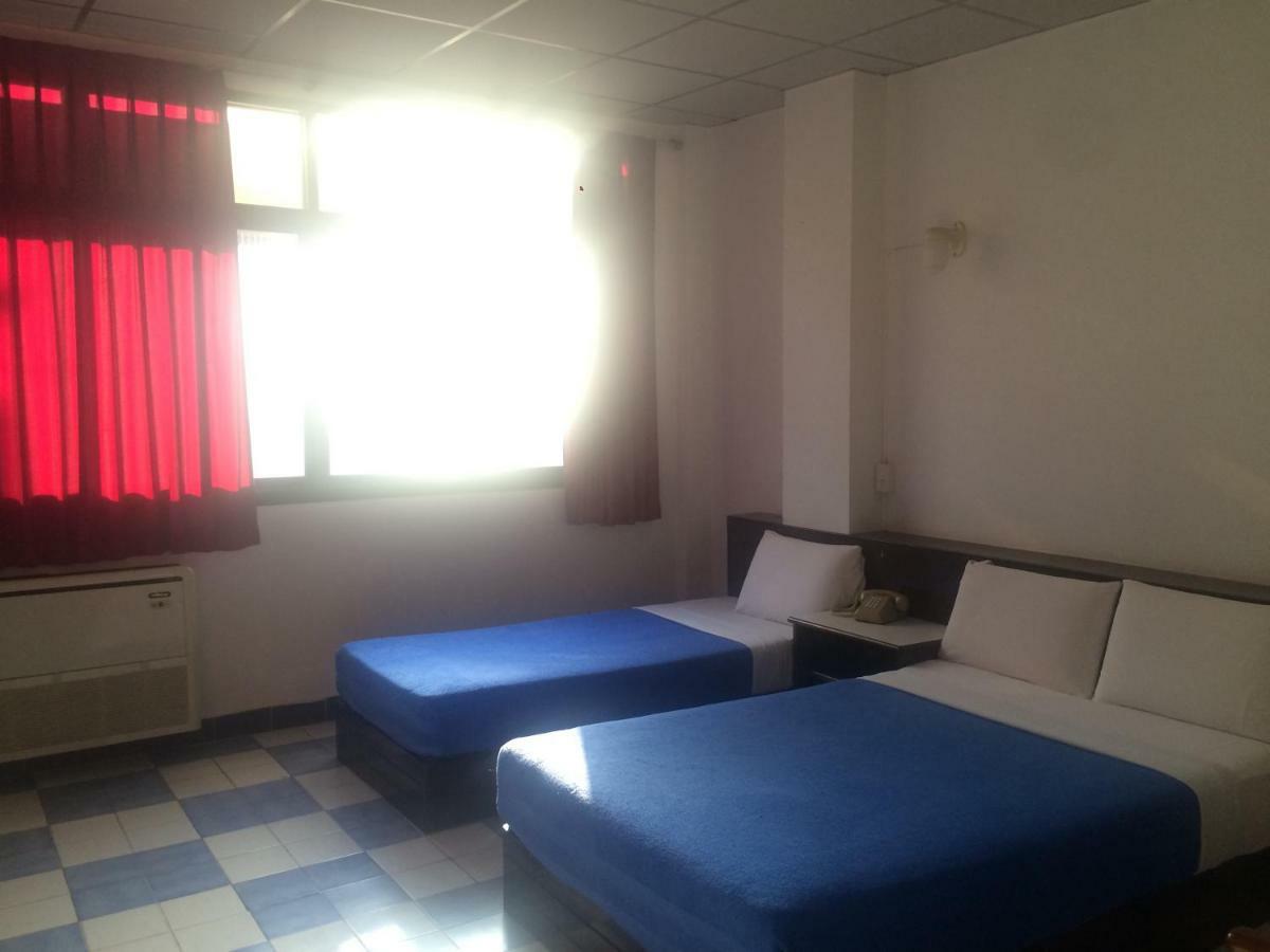 Thairungruang Hotel Surat Thani Buitenkant foto